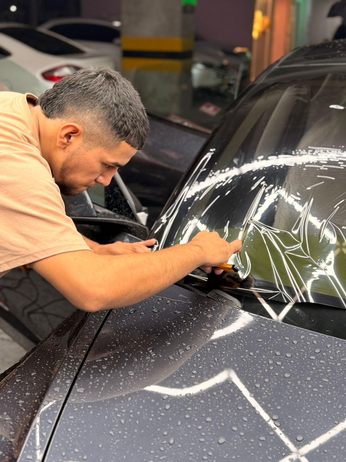Técnico instalando polarizado NANOMAX